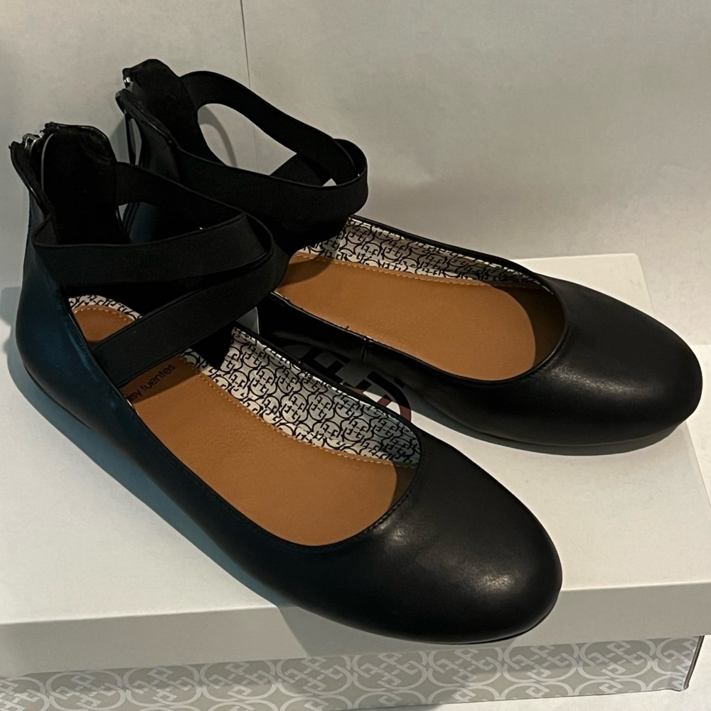Daisy Fuentes, size 9, black round toe ballet looking flats